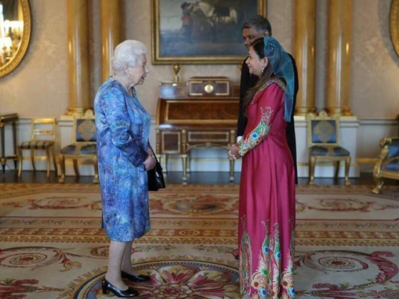 high commissioner dr farah faizal with the queen